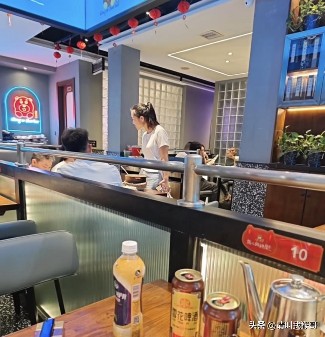 吃饭的时候看见一个妈妈在训俩娃，她晚来了一会儿，来的时候手里拎着给娃买的奶茶，给