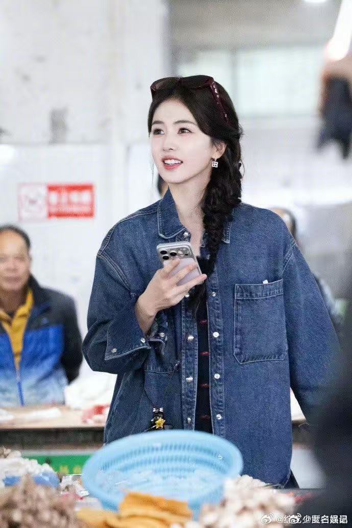 白鹿白鹿真的不能当我小姨吗亲爱的客栈真的会被细节暖到！白鹿跟小朋友相处时全程放软