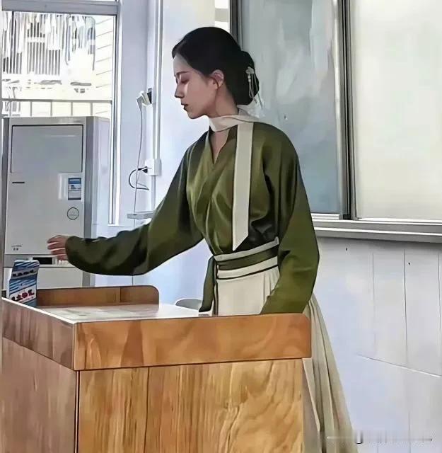 自从换了班主任，班上再也没人逃课了