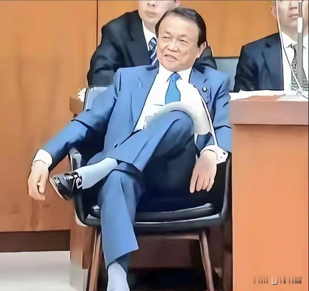 麻生太郎对高市早苗高度赞赏，他说在高市早苗执政的一年里，他感觉日本确实变得明朗了