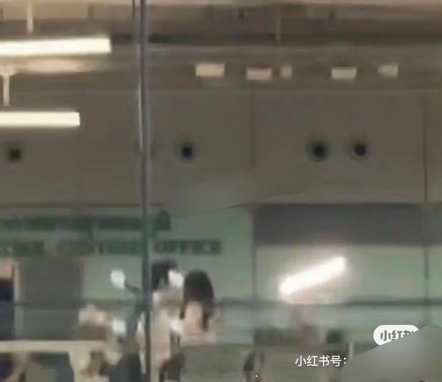 虞书欣机场也要打灯吗…真的要路人为她一个人开道吗[哆啦A梦害怕][哆啦A梦害怕]