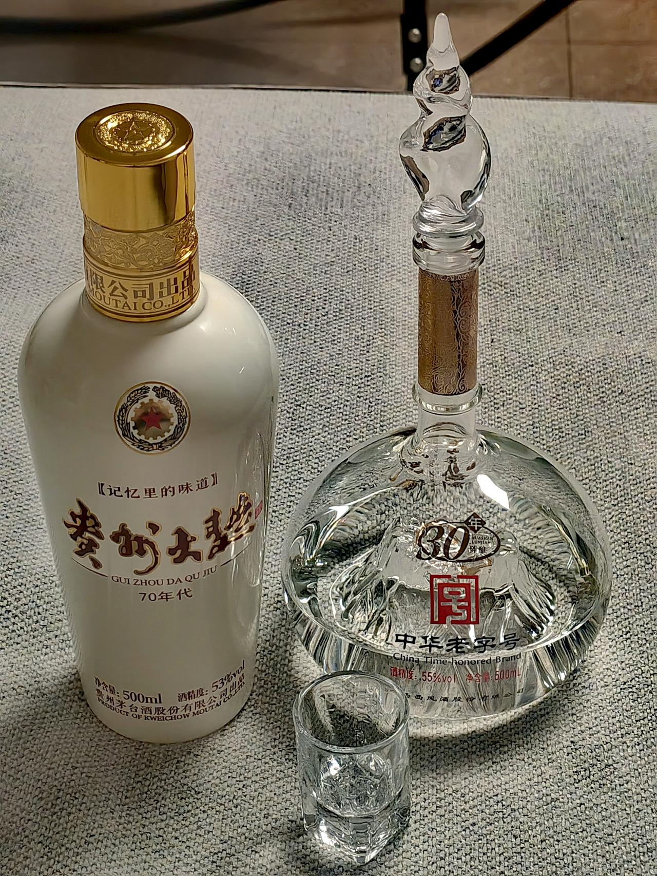 晚上家里来了朋友，想喝点小酒，活跃一下气氛。家里有贵州大曲70年代，也有华山论剑