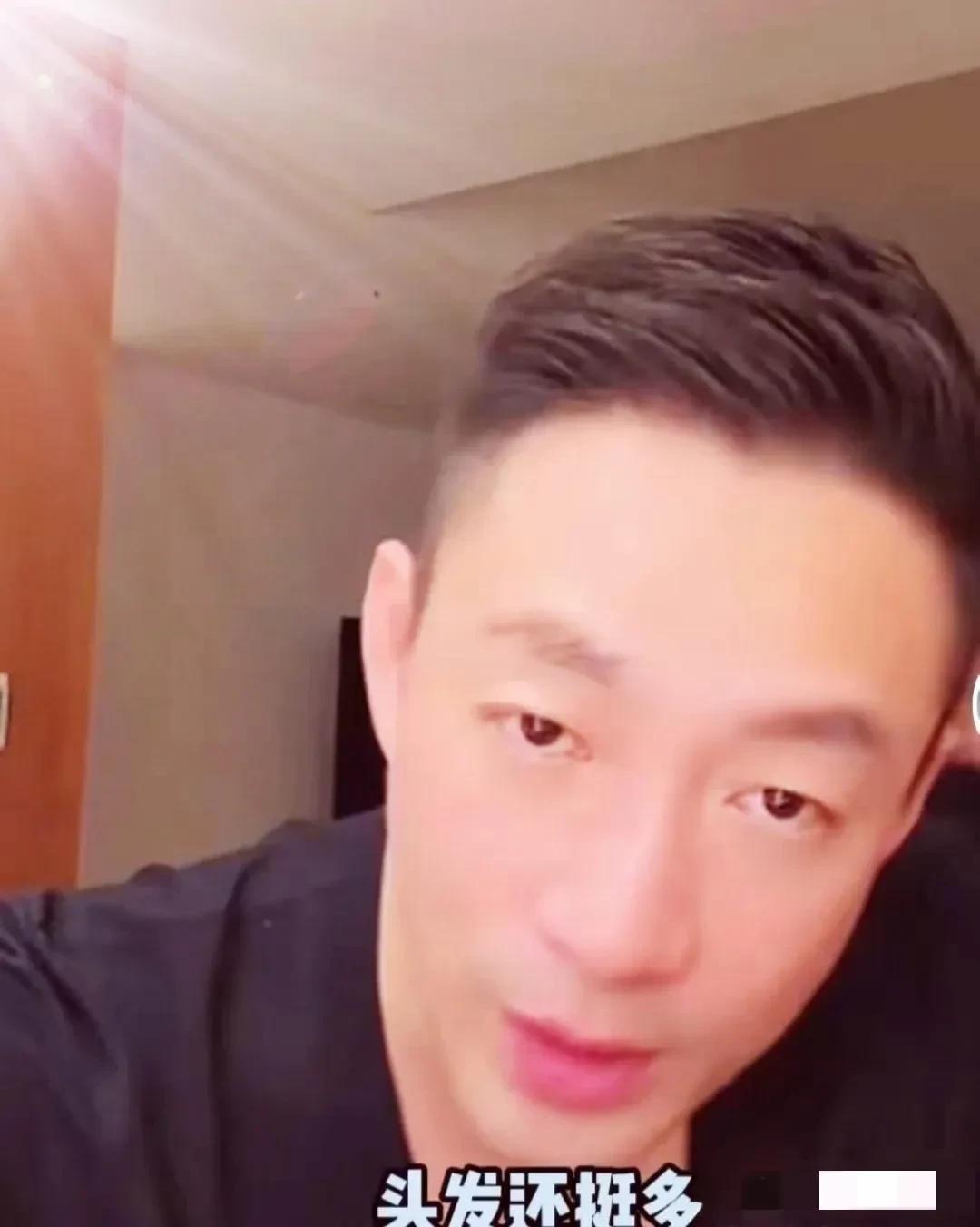 汪小菲是懂讽刺的
明知道具俊晔没有多少头发直播的时候还刻意表示自己今年已经43岁