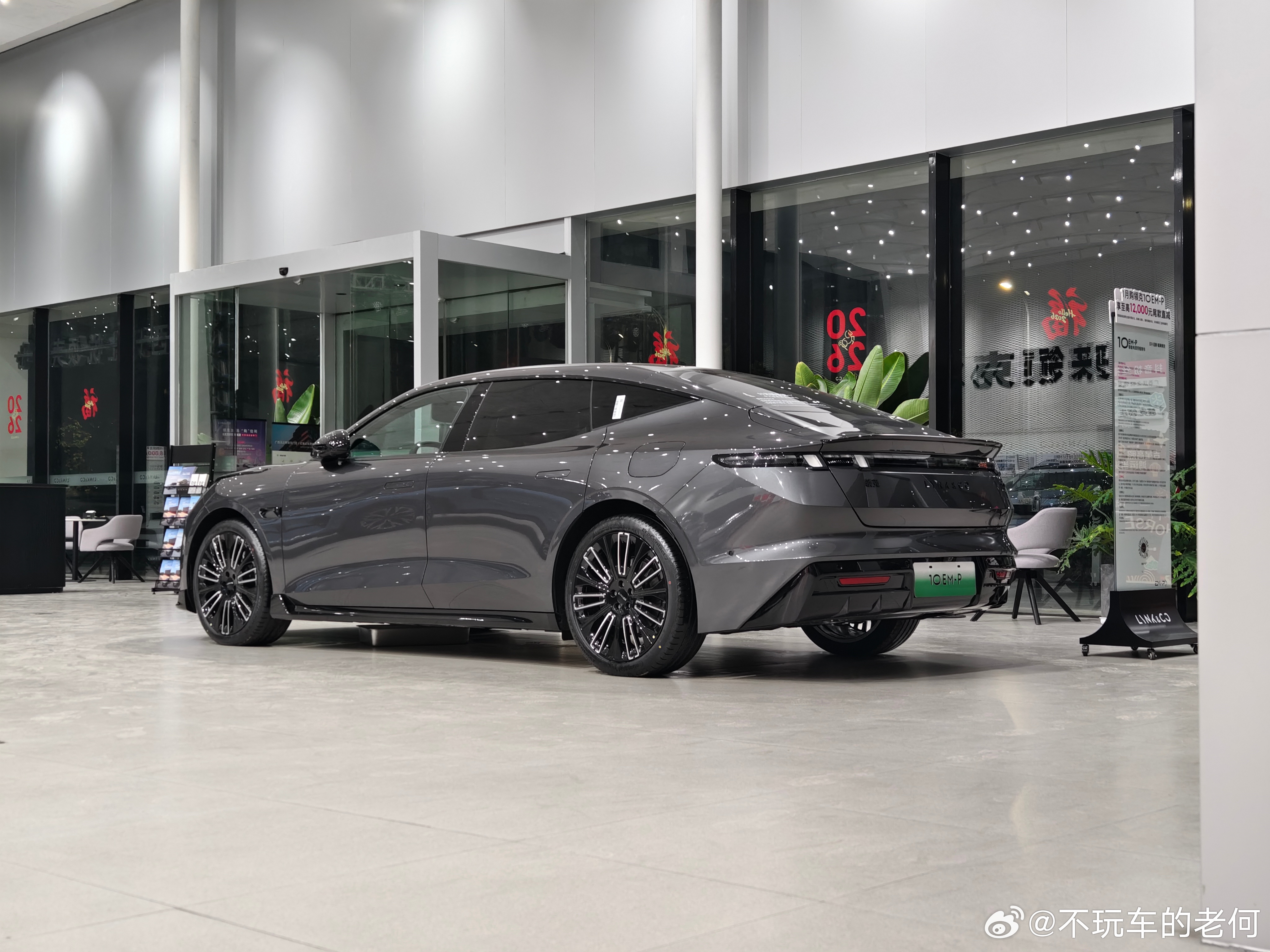 我觉得如果Z10或者领克10em-p 搞个哑光会很有质感一直觉得这个腰线很惊艳。