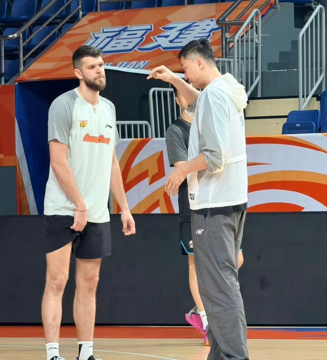 杜锋打福建赛前亲自指导拉科！情况不妙，收官战恐遭遇三连败，宏远现在进攻端真是遇到