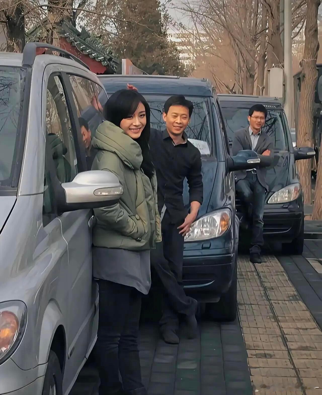 早期的张译、杨幂与李晨，这张图拍的好真实啊。如今，三位成了大咖，在演艺圈都是实力