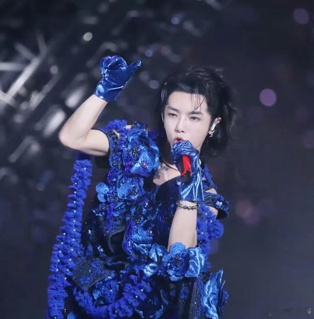 华晨宇 蓝色妖姬华晨宇的蓝羽造型真是太有梦幻感了，深邃的蓝色搭配飘逸羽毛，优雅与