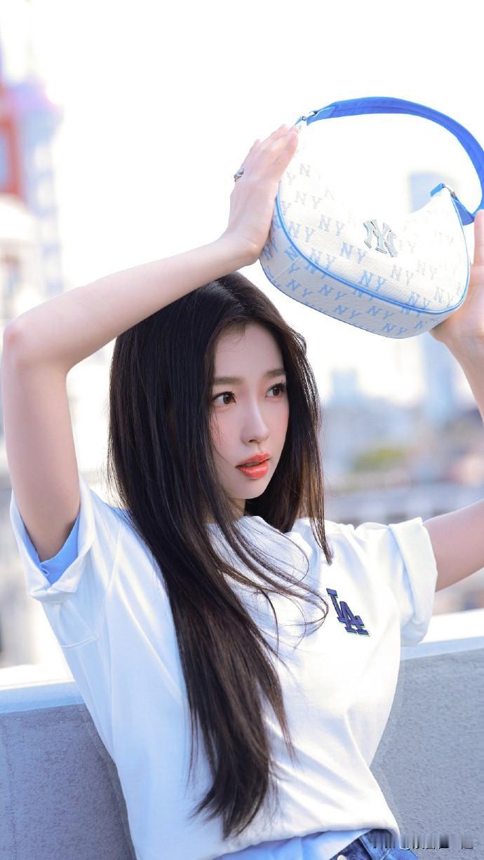 清新少女风来袭——虞书欣最新造型展现清纯魅力

 2月29日，虞书欣再次以她的新