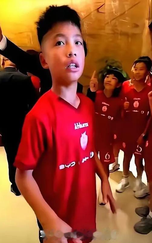 前几天央视体育的青少年足球颁奖礼上，出了个让全场都愣了两秒的事：12岁的国少小将