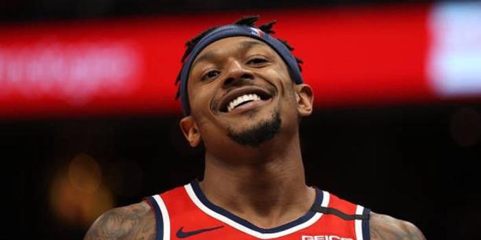 看NBA上咪咕视频，比尔在快船媒体发布日表示：我比刚来快船的时候更强了。
听完这