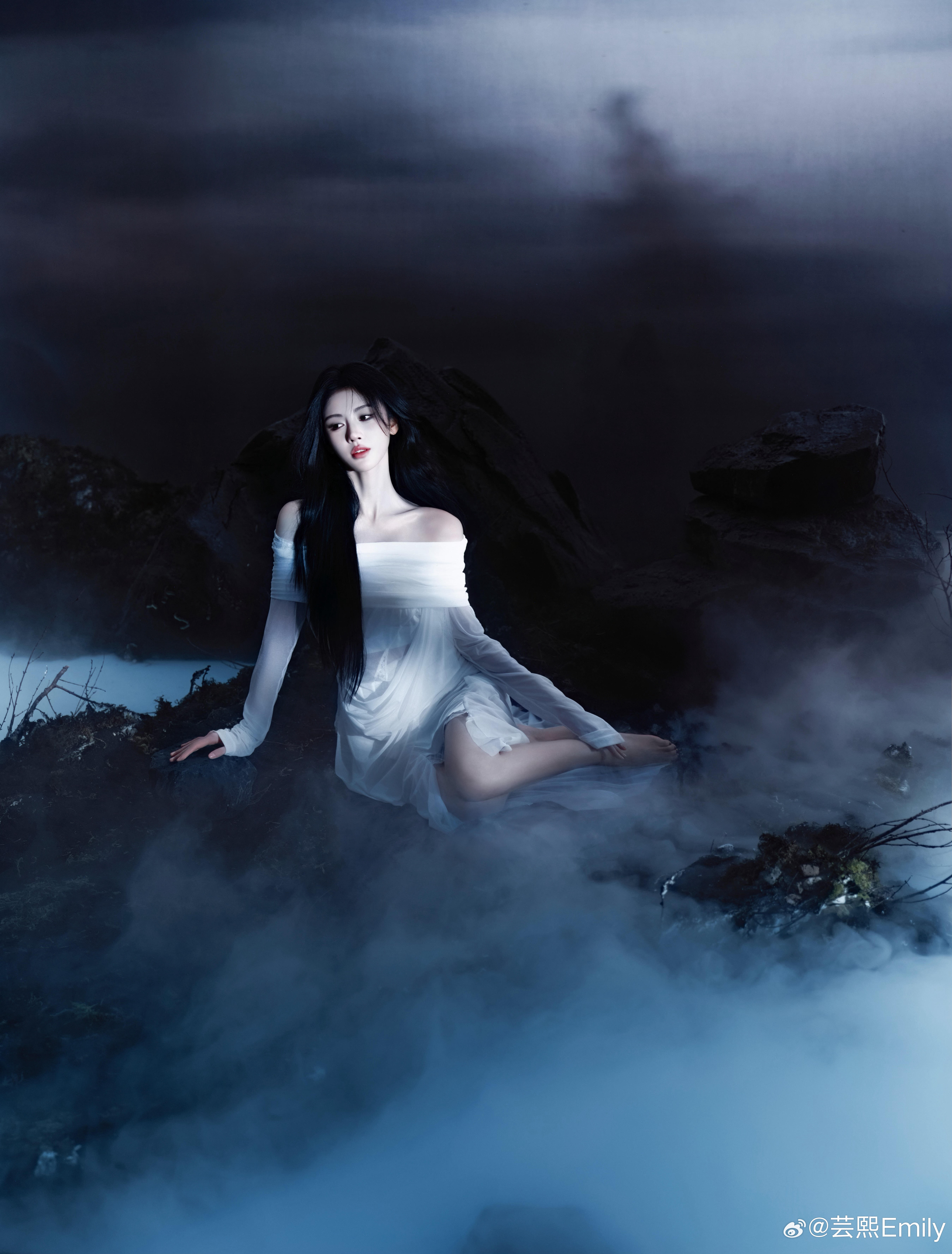 鞠婧祎 ✖️ 月鳞绮纪剧宣大片 鞠婧祎《月鳞绮纪》剧宣写真全新释出，一袭白色一字