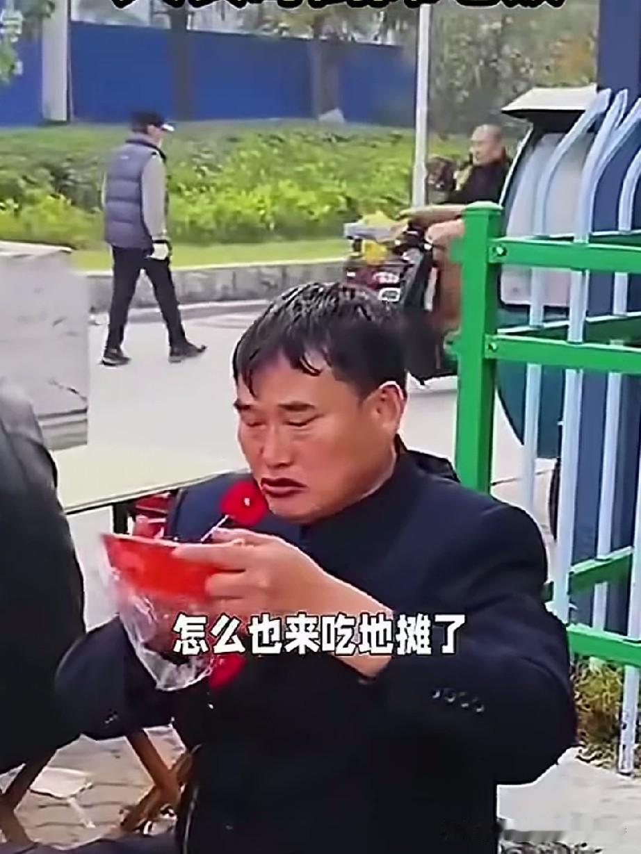 大衣哥前往县城演出，途经路边摊吃早点。吃完准备付款时，老板娘认出了他，执意不肯收
