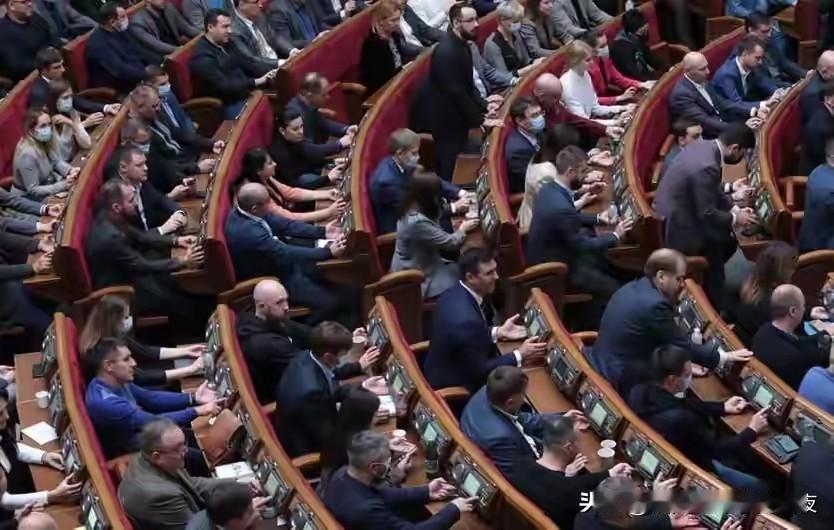 反对派开始夺权，波罗申科和季莫申科联手，要直接组建新政府