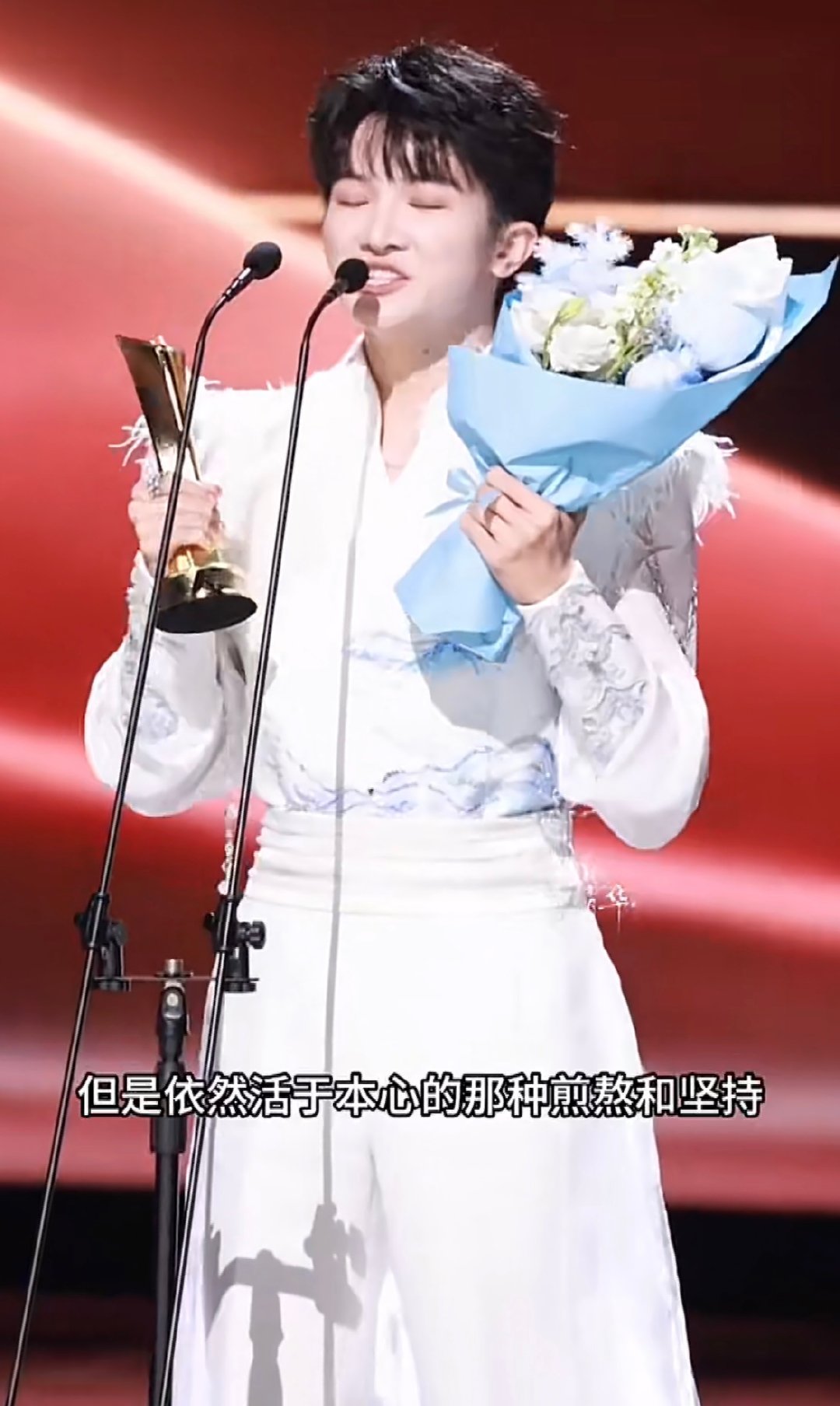 周深用歌声融入角色从舞台到领奖台，始终坚守演唱本心，周深荣获年度歌手，众望所归。