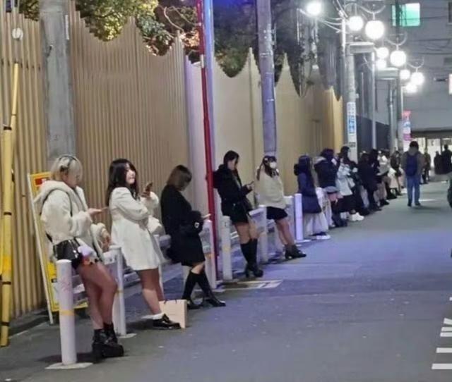 为啥日本亚运会都是老年人当志愿者？因为年轻姑娘们都在街上站着呢！名古屋亚运会的颁