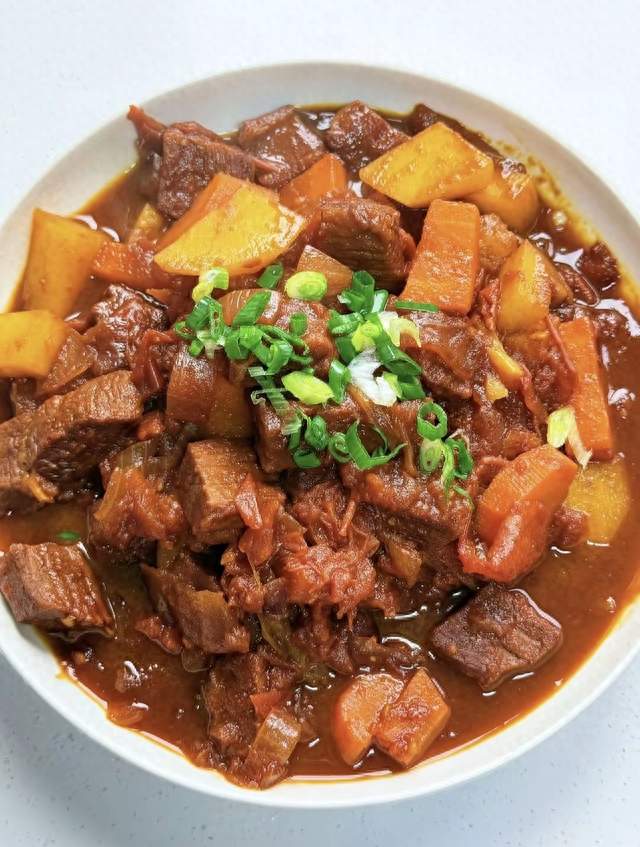 番茄土豆炖牛腩，暖乎乎的家常硬菜