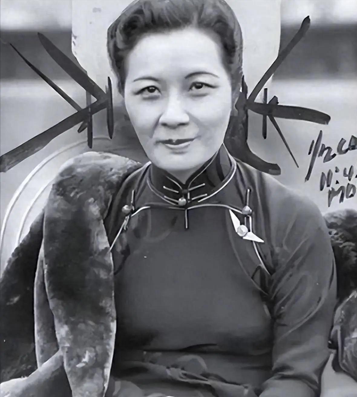 宋美龄106岁去世，贴身厨子回家后不久自尽，事后妻子含泪透露缘由：无路可走！宋美