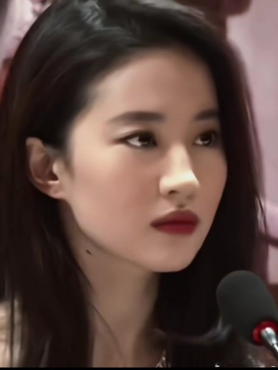#刘亦菲[超话]# 我一直都感觉刘亦菲在视频里的图或者日常上的生活照超级好看！甚