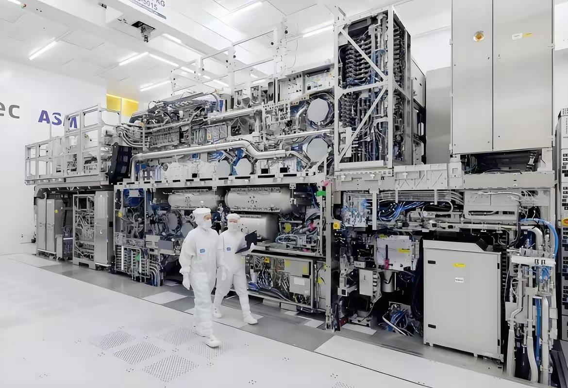 比原子弹还稀有，全世界仅有两个国家掌握，高端光刻机究竟有多难

高端光刻机是人类