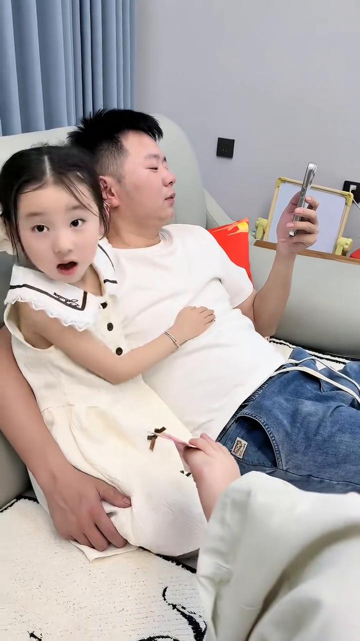爸爸给。