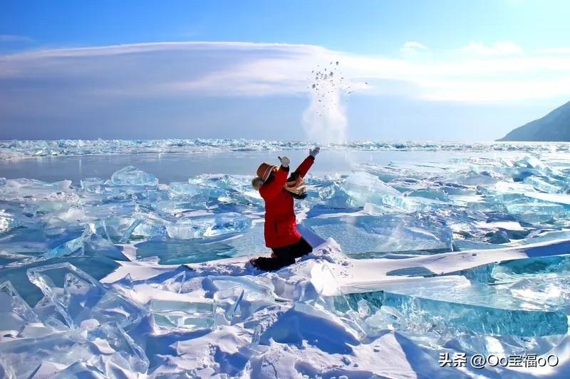 原油基准价的确定受多种因素影响。全球原油供需关系是重要因素，经济增长强劲、工业活