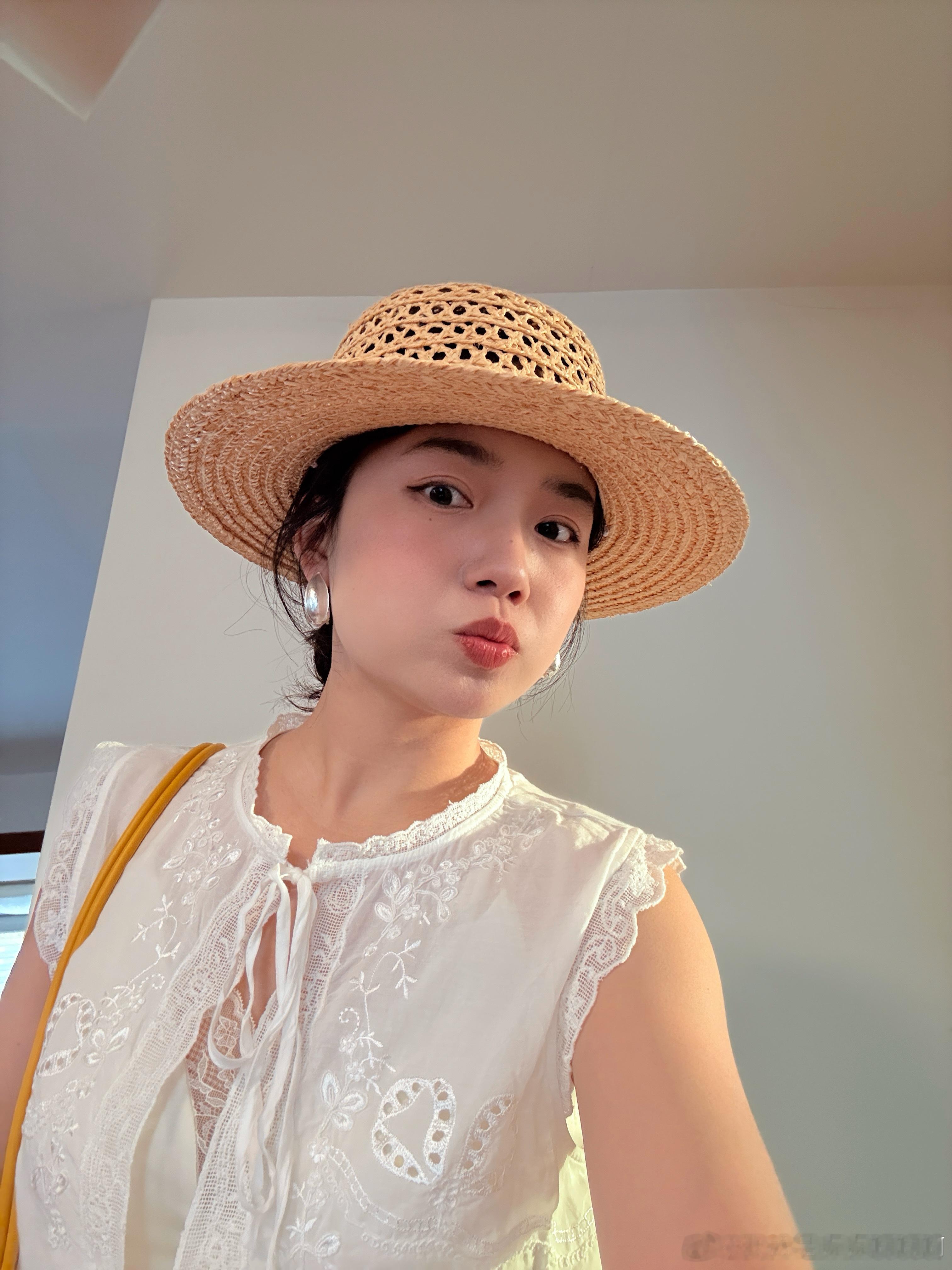 站在春天中间colorwalk今天穿什么 假期就结束了？？？