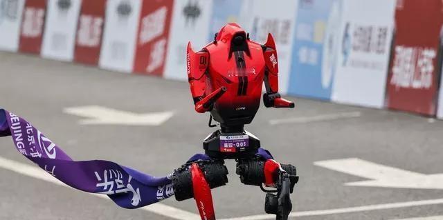 马斯克转了一条中国机器人的视频，是400米比赛，“闪电”跑了39.45秒，比人类