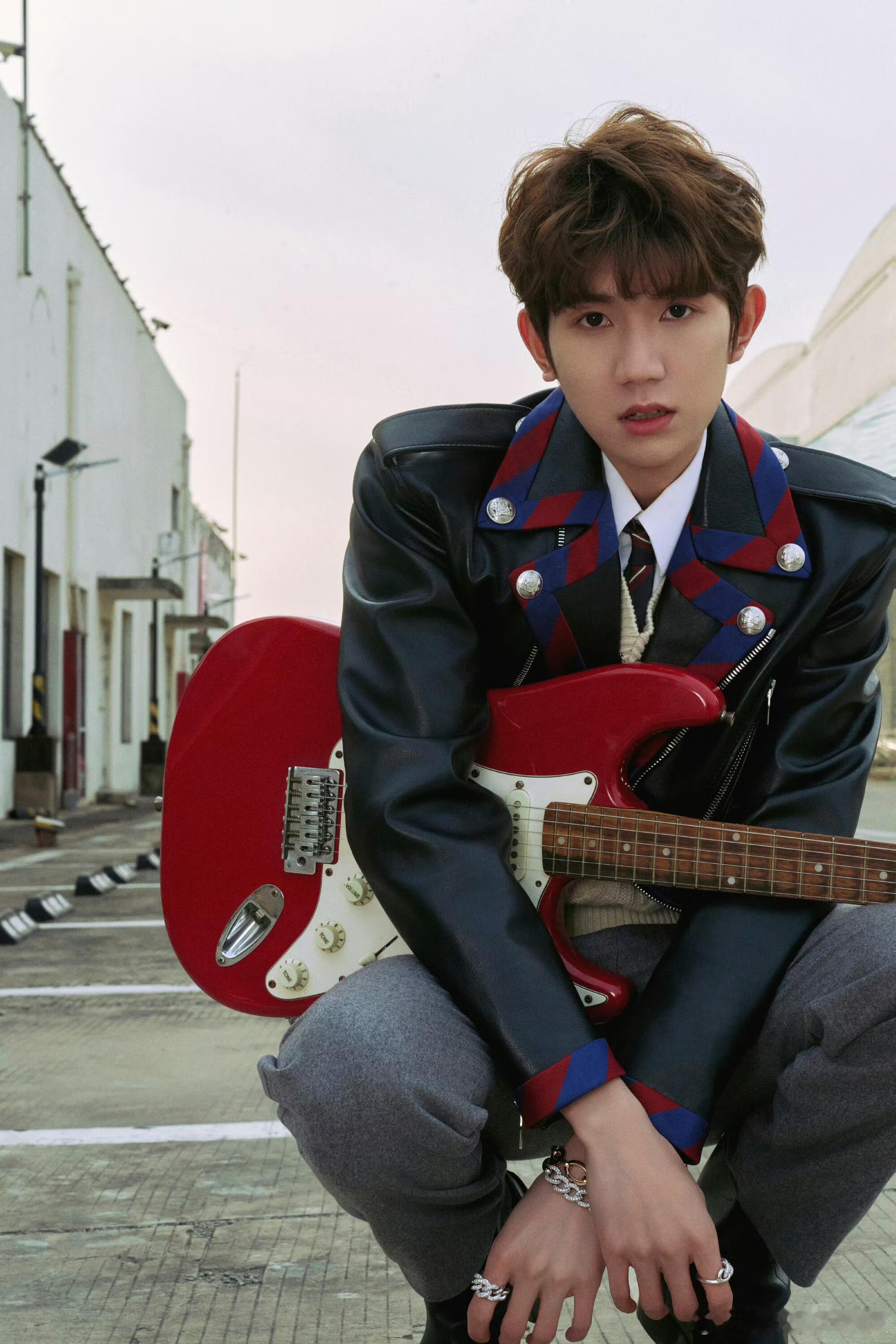 新年第一个红包是王源给的 王源的新年惊喜请查收！红色毛衣加暖心红包，氛围感直接封