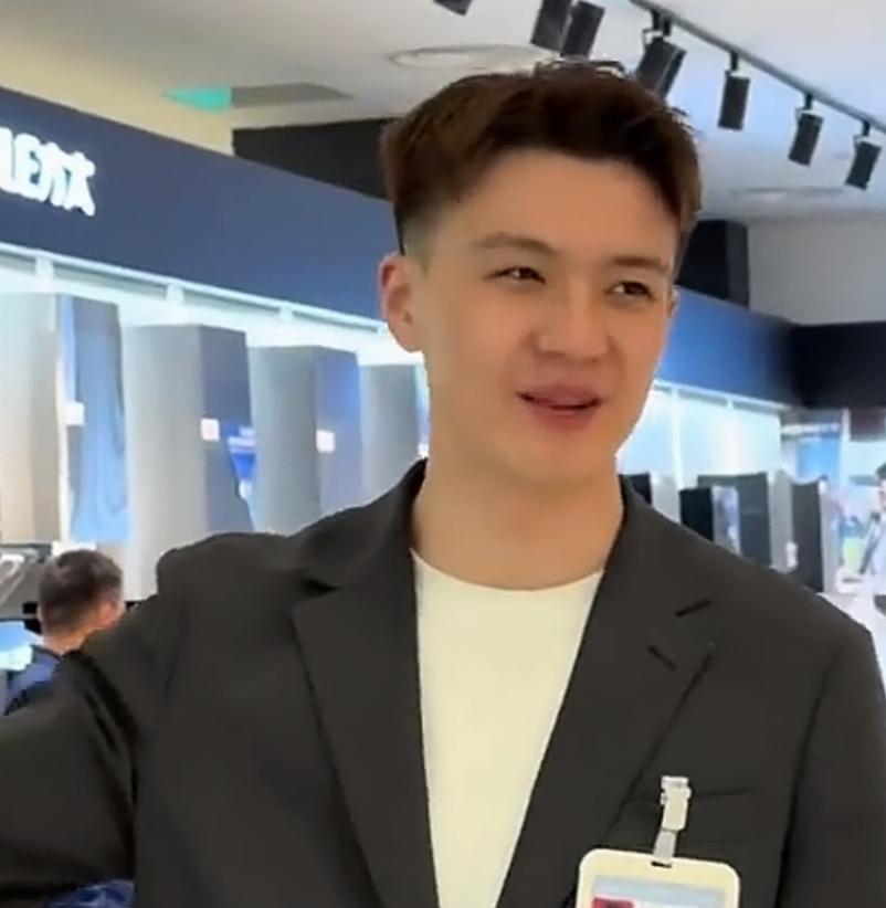 近日，一位胖东来的工作人员火了，原因很简，长得帅，笑得甜，服务热情！深受顾客喜爱