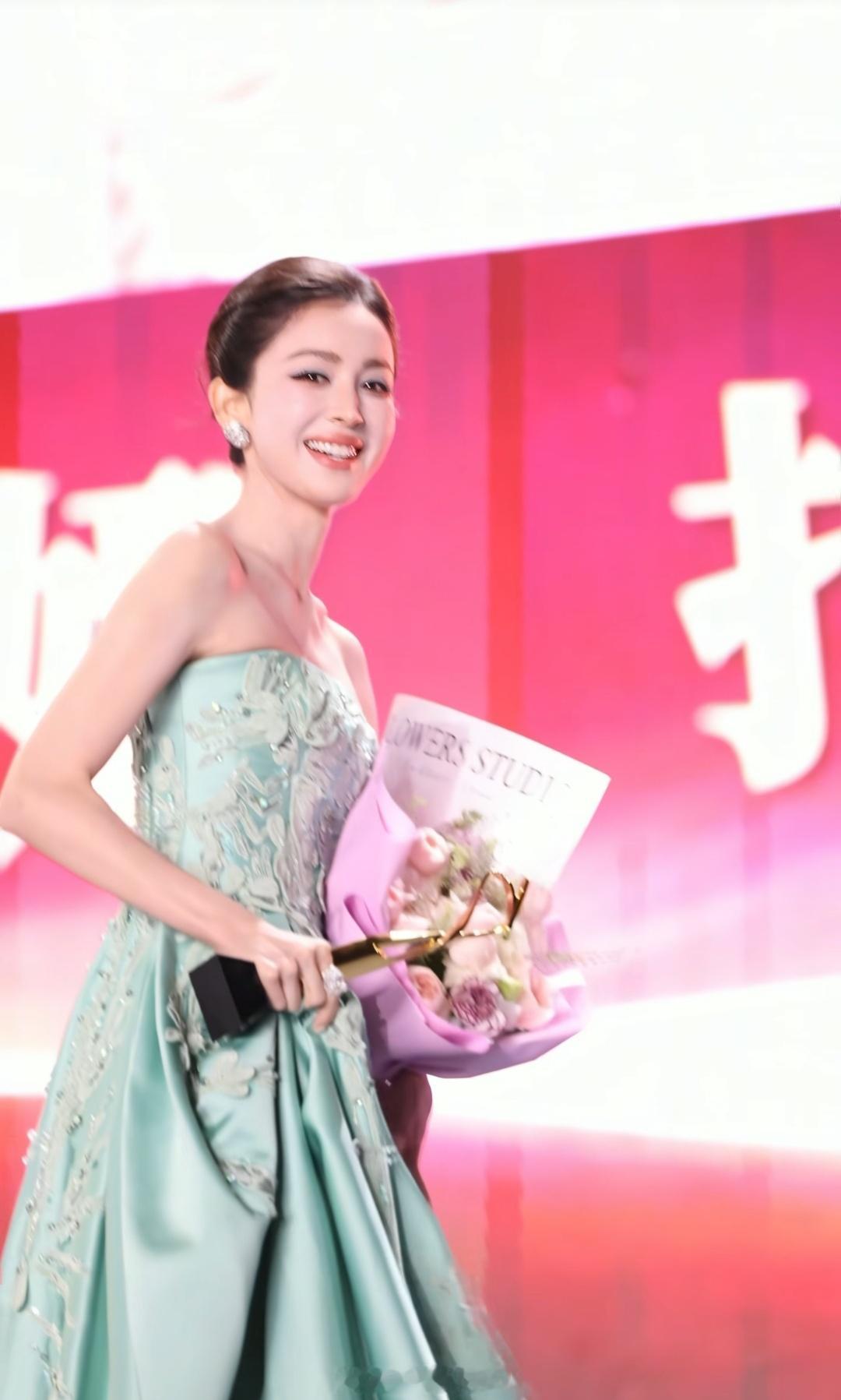 “心怀敬畏，踏实演戏”，娜扎这段获奖感言特别真诚。恭喜她，也期待她沉下心，带来更
