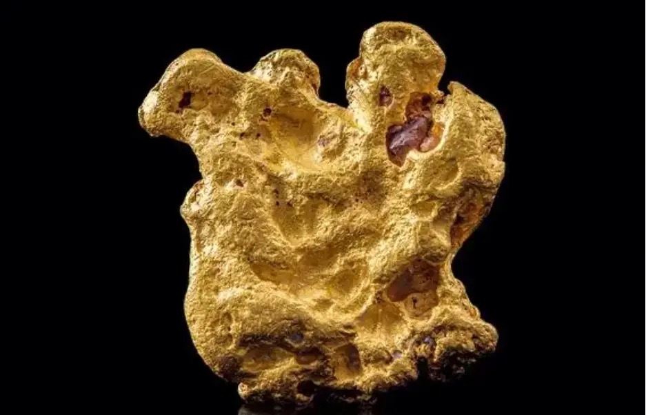 狗头金，它是大自然里偶尔长出来的“大金疙瘩”，因为很多块长得圆乎乎、坑坑洼洼、有