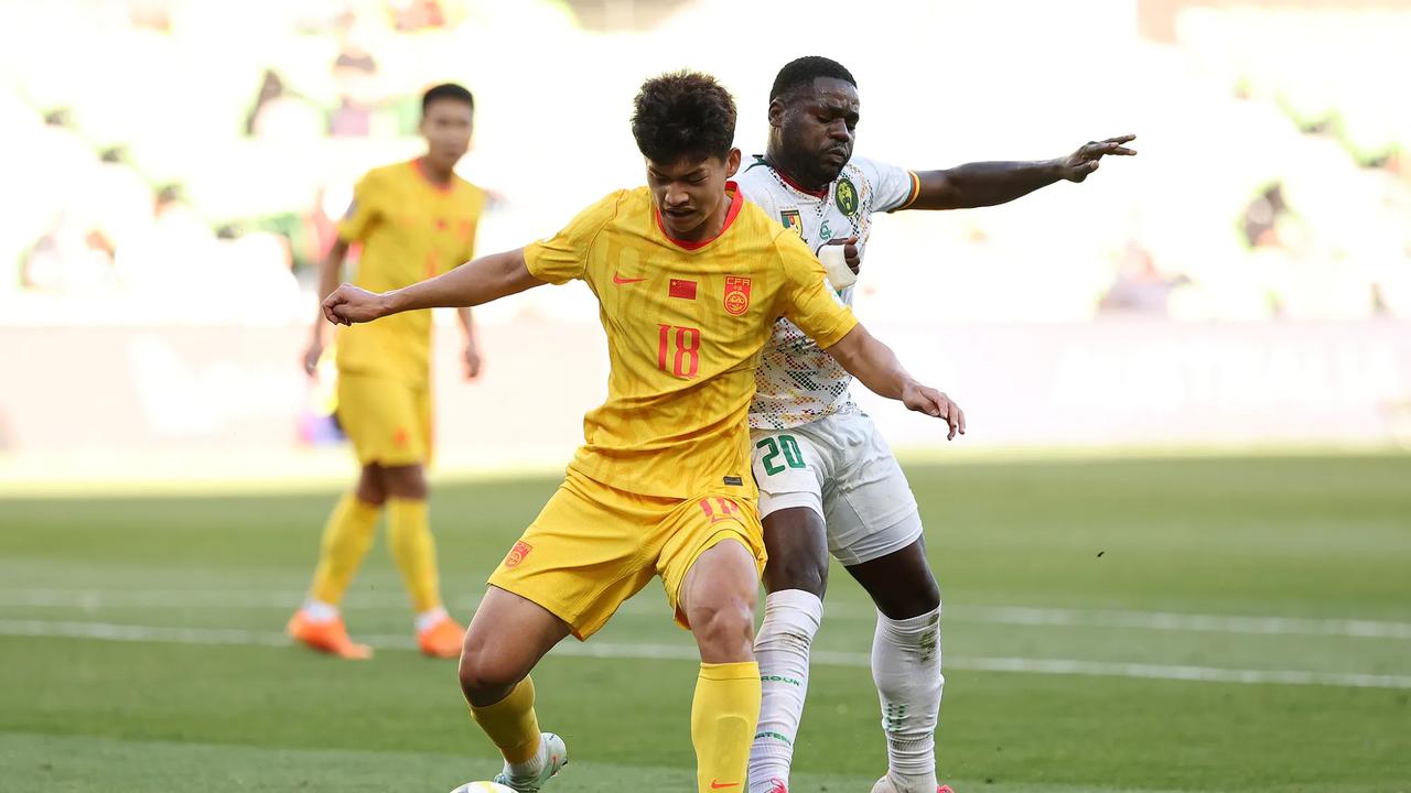 国足0-2喀麦隆！开场崩盘暴露差距，输球不可怕，怕的是不长记性
热身赛再战一场，