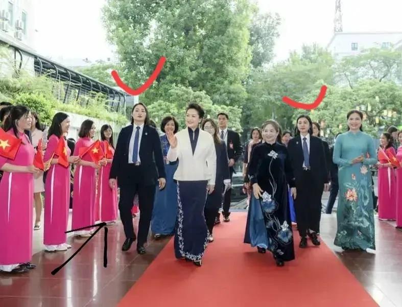 越南挑选女保镖突出高大、宽大体型和力量感，全方位保护尊贵客人的安全。