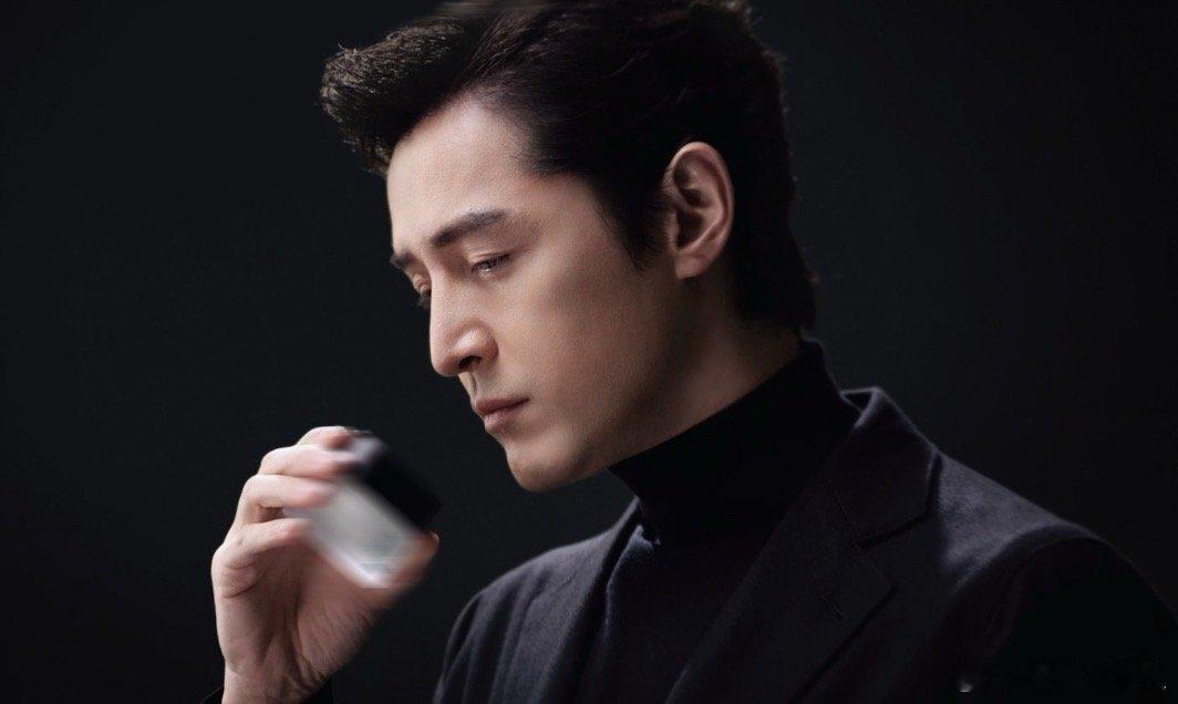 胡歌状态好能打 在今日曝光的最新短片中，胡歌镜头流转间眼神藏满故事，特写里的沉静
