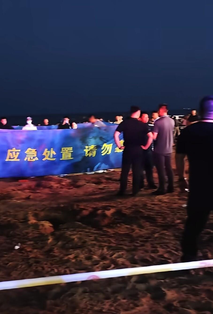 青岛金沙滩昨天又一成年人溺水，120到场后围挡一拉，人还是没了。据说还是本地人，