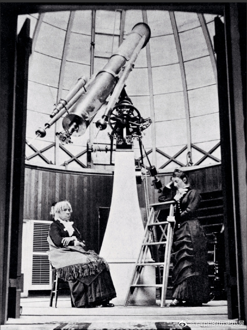 1880年天文学家Maria Mitchell玛丽亚·米切尔（左）因发现一颗彗星