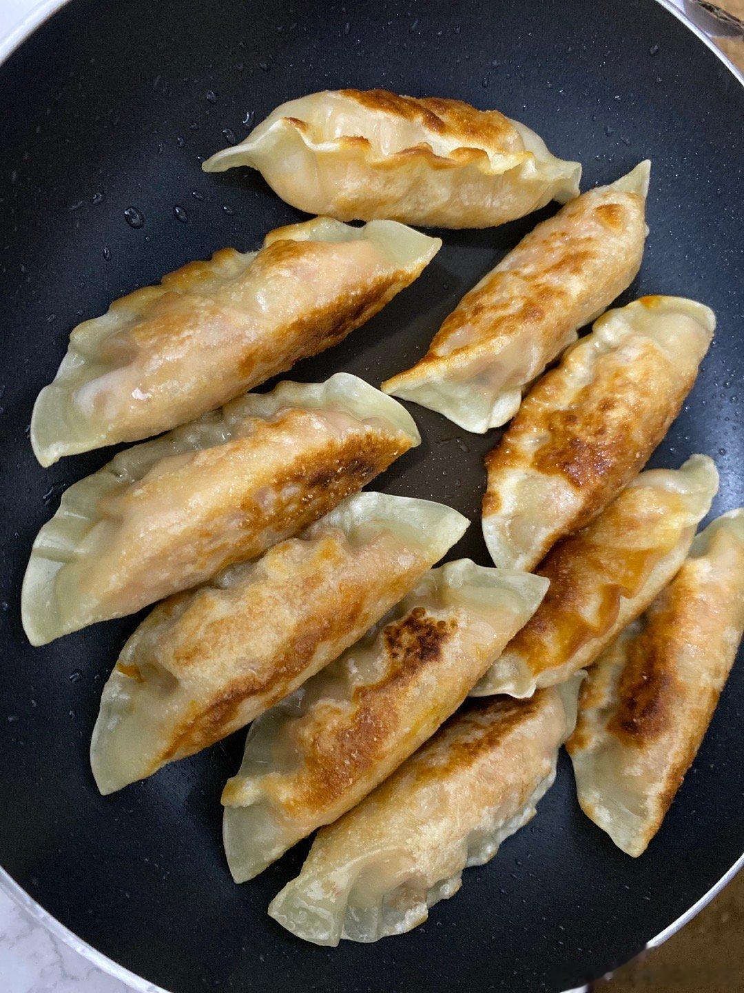 冷到打哆嗦，吃个煎饺压压惊 ​​​