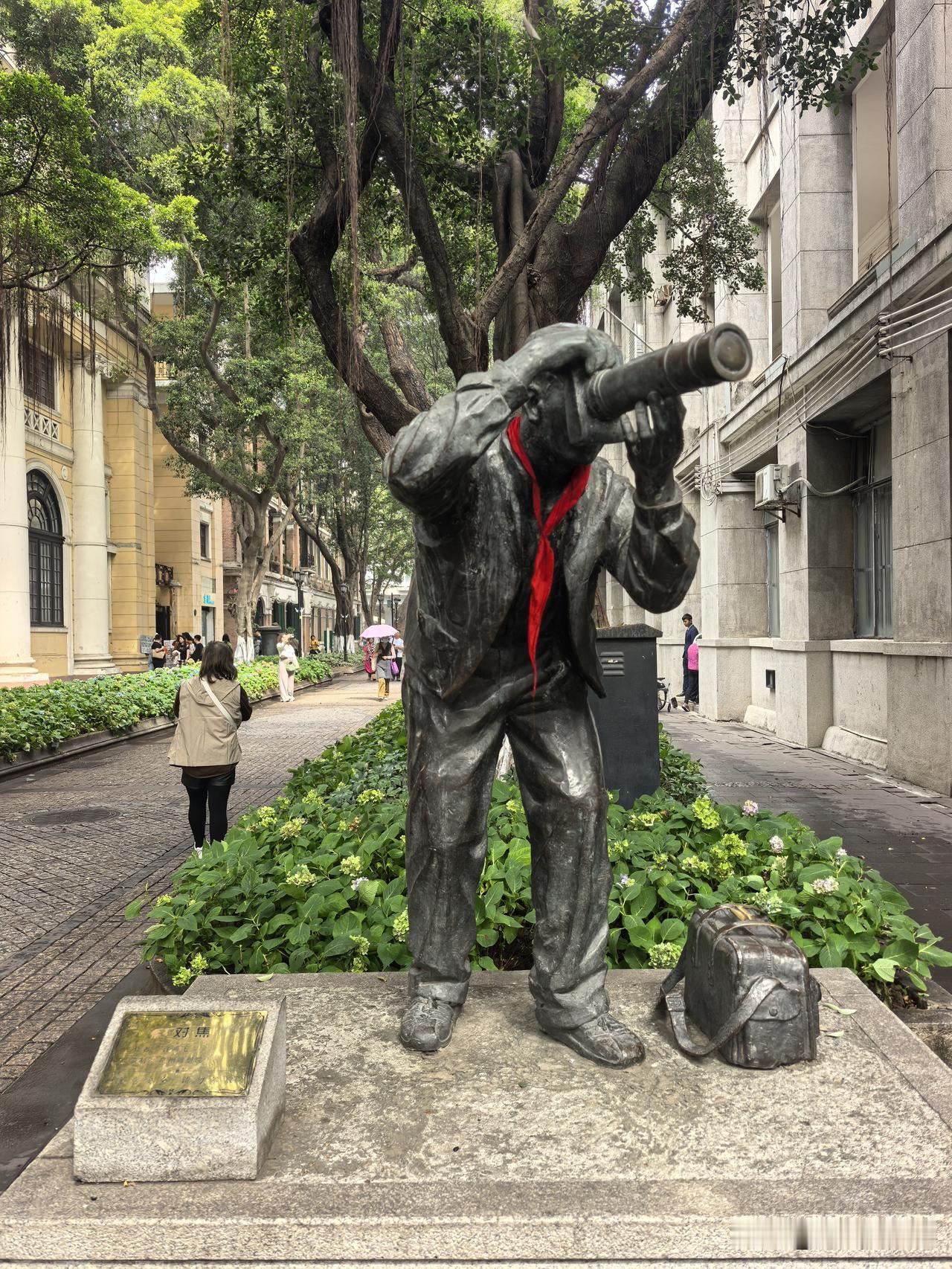 哪个有才的小朋友戴上去的？