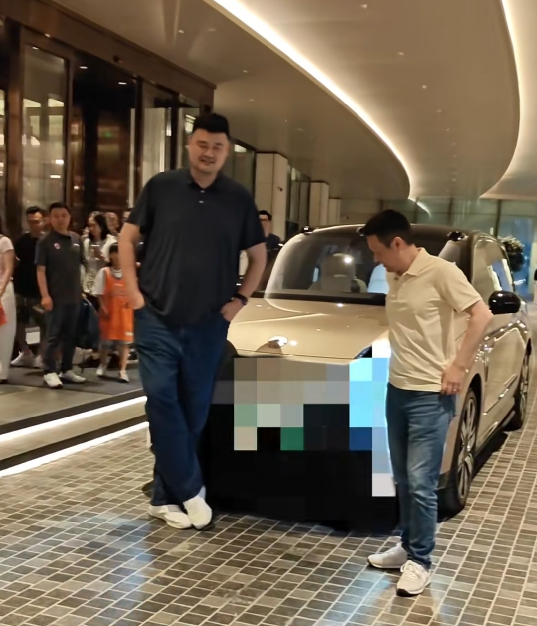 蔚来ES9在大姚身后有点像两厢小车
