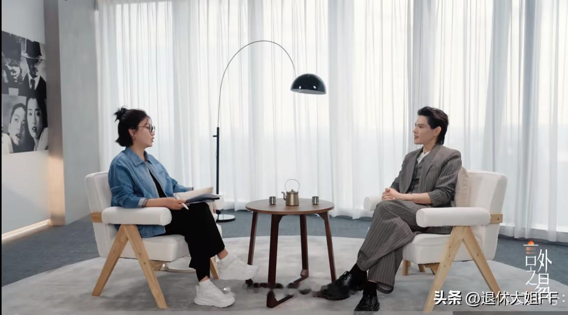 向佐自嘲：
“我是三个二代，
富二代、星二代。”

易立竞问他：“还有一个呢？”