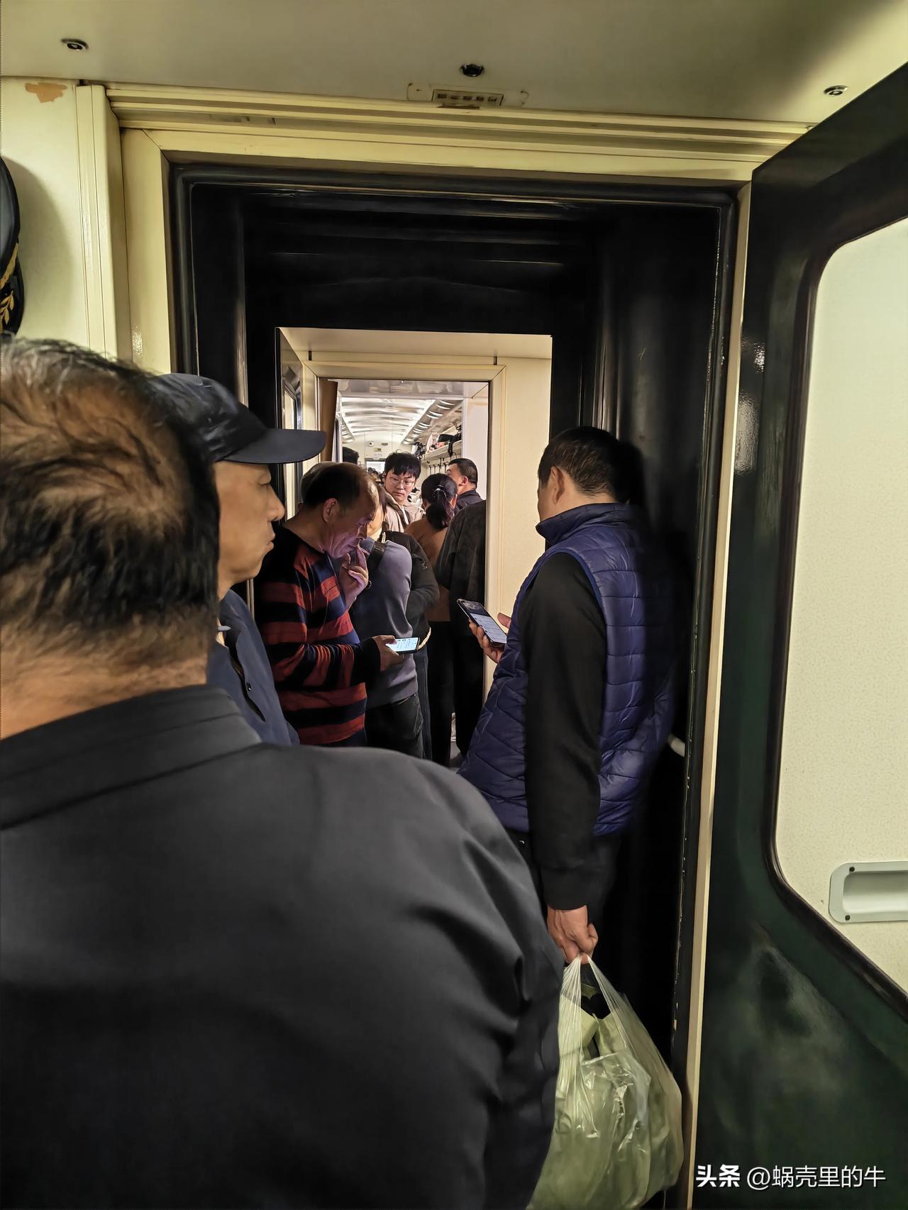 谁说绿皮火车没人坐了？
今天不年、不节、不假日，
整个车厢堵的水泄不通！
难道这