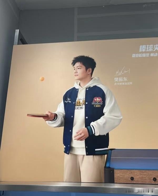 太开心了，又看到两张最新的樊振东照片。
第一张好像是新的踏子联名fzd系列 ，冬