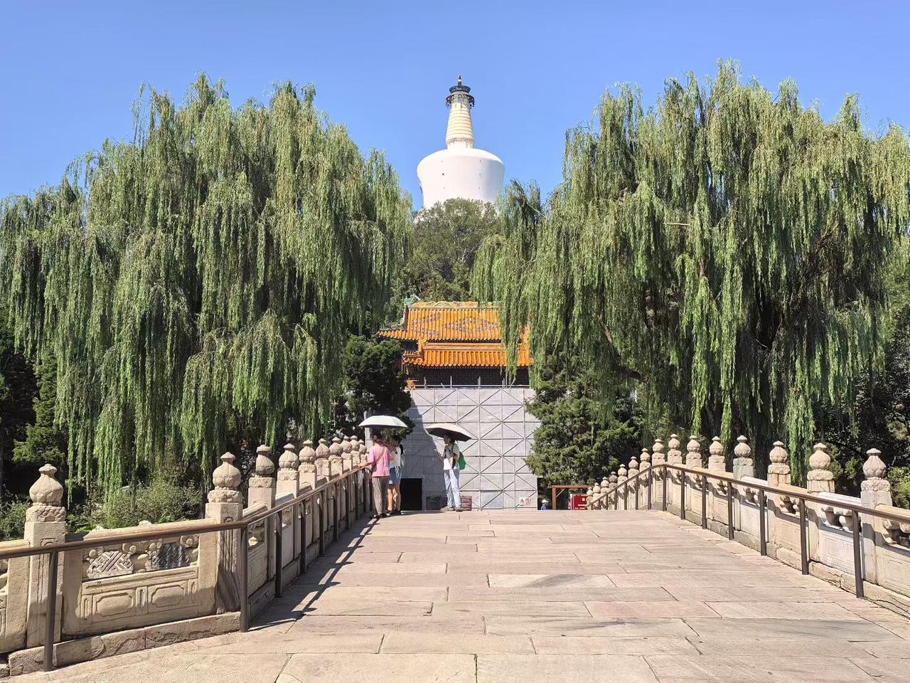 ​
2. 抬眼是白塔垂柳，远望是满城烟火，山河岁月，沉淀出独属于京城的浪漫。