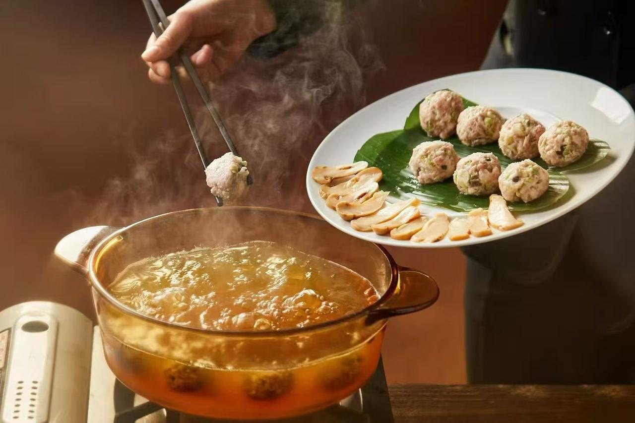 自己动手热气腾腾的火锅，美味丸子等你来尝。😋