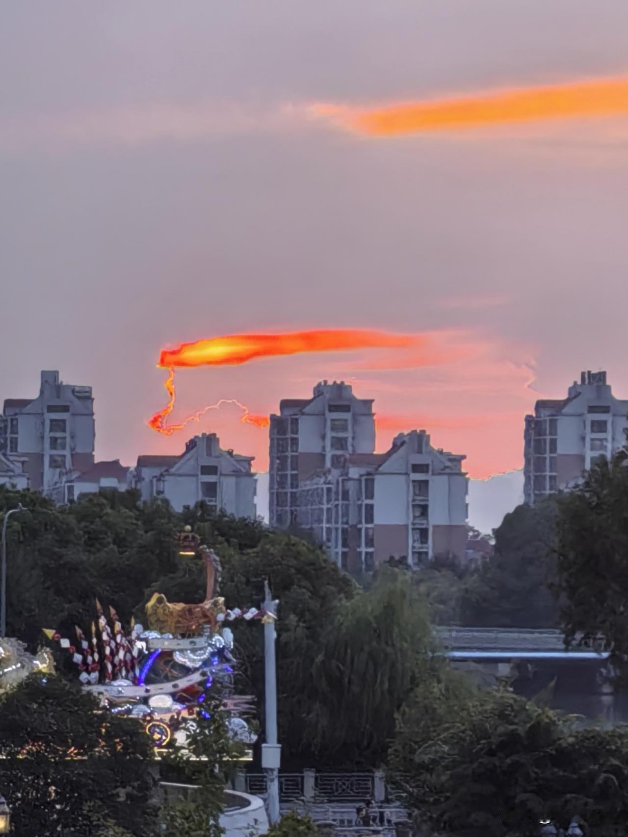 分享一张随手拍的晚霞照片那天的晚霞像一匹火马