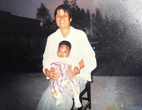2000年，上海阿婆收养黑人弃婴，轰动全国。20年过去，阿婆子女挥霍老人存款不管