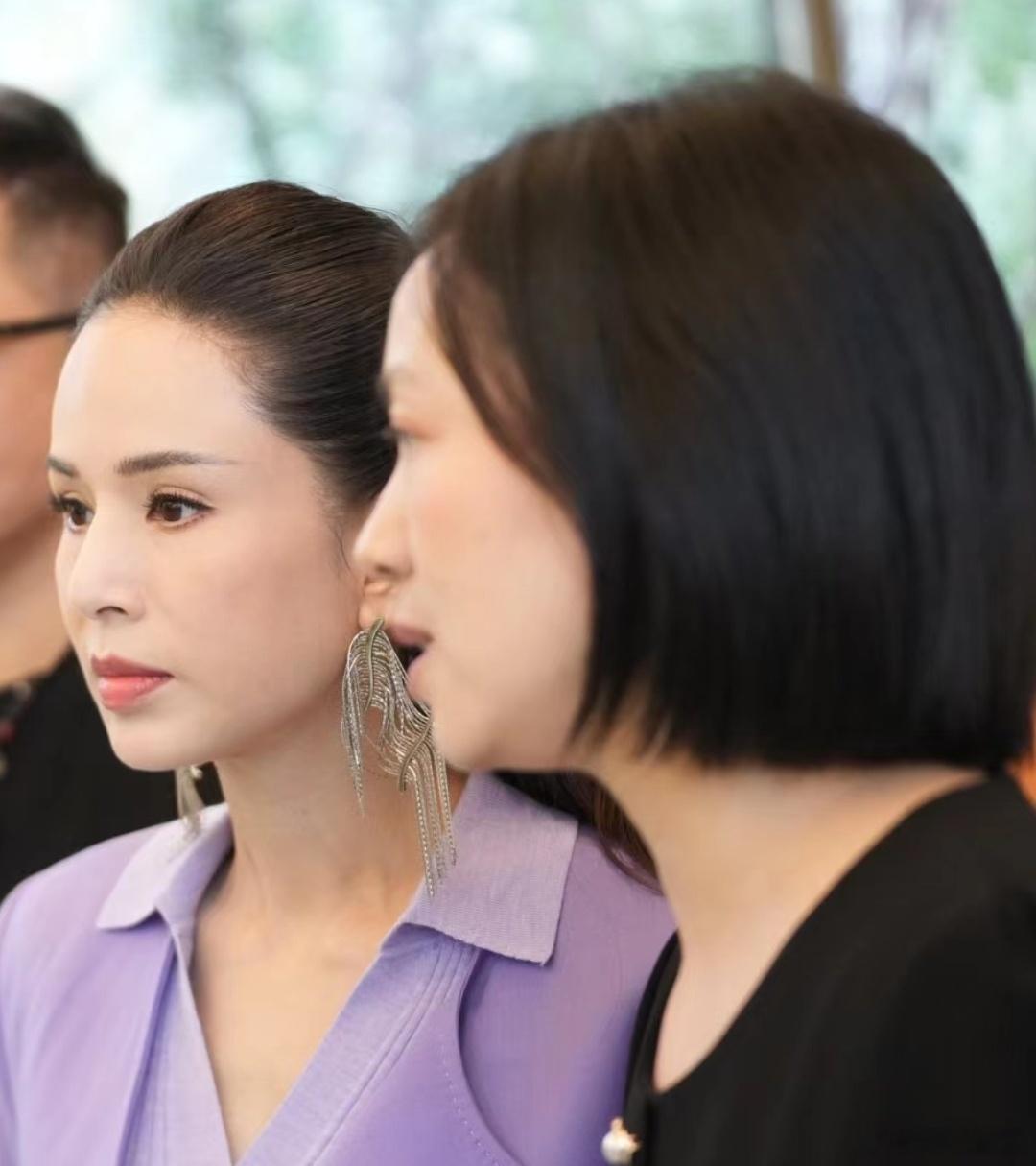 57岁著名演员李若彤现身参加活动，皮肤白皙毫无皱纹，还是当年的小龙女，气质状态太