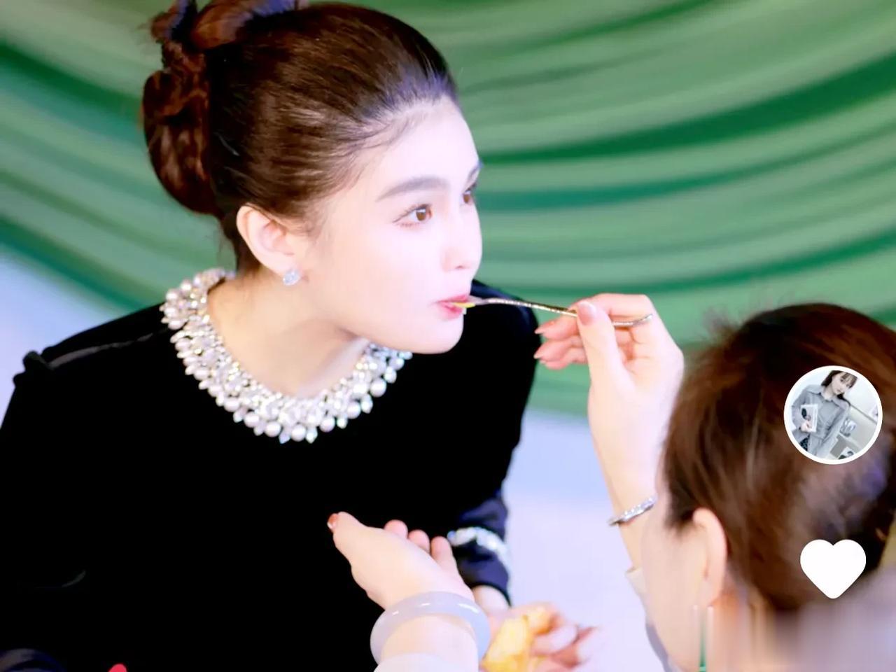 赵本山女儿球球：我新买的翡翠镯子价值高达百万，四五百万的我也能买起，但是怕整碎了