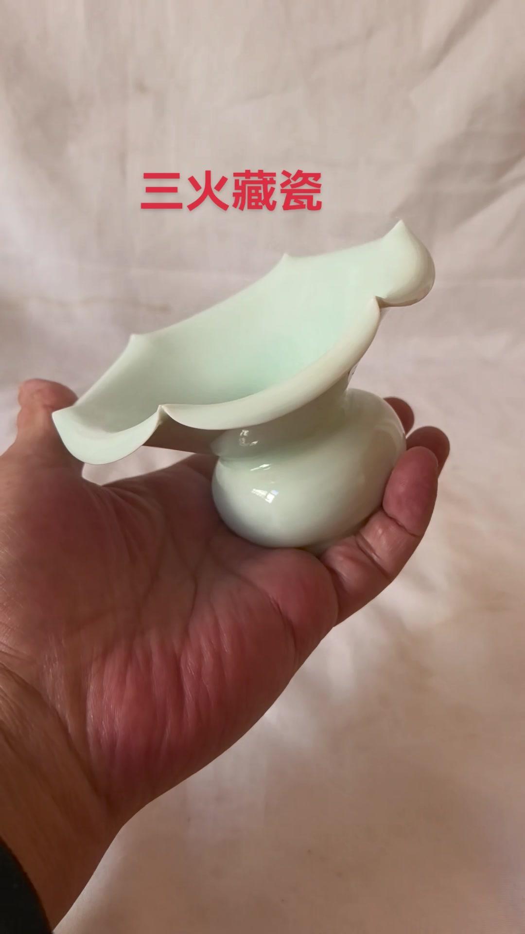 🧐湖田窑的花口铡斗，玩老窑瓷的会认，可总有人说这是"古堡帮"仿品。
1️⃣质疑