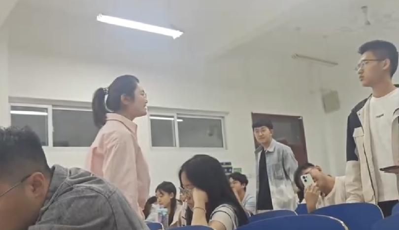 老师只是推了一下自己的眼镜，学生就以为是老师向他竖中指，与老师吵了起来，现在的学